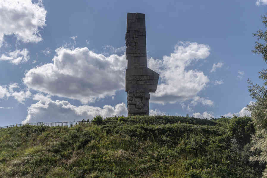 Polonia - Gdansk 174 - Westerplatte - monumento al Heroísmo del Ejercito Polaco.jpg